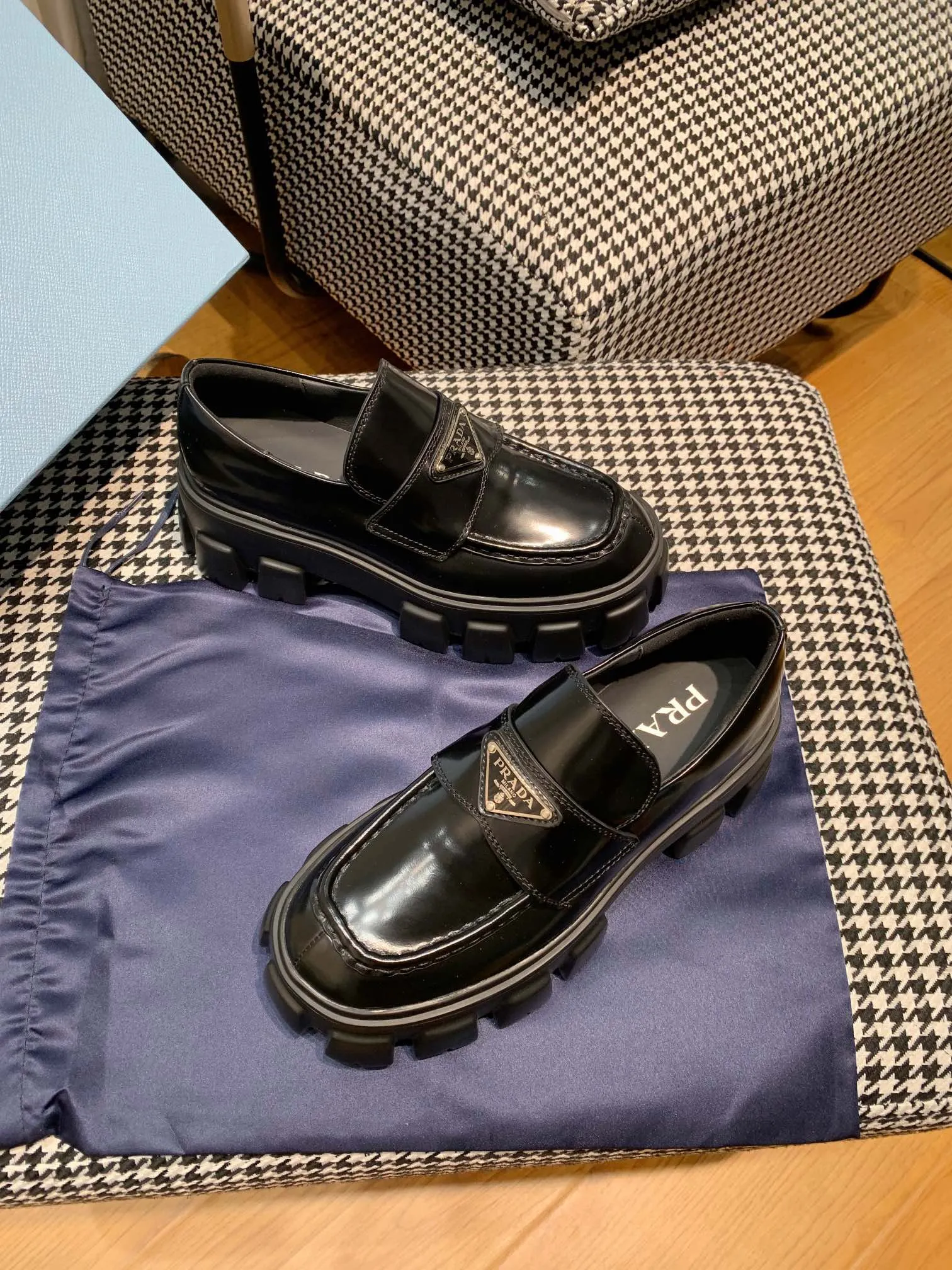👟👟Ex-factory price 480👟👟 Women's shoes women's clothing ss23 Prada Prada ✨ 💥The T-stage catwalk model "Dream Never Sleeps" can be used on important occasions. It has an aristocratic feel and is perfect on the feet💃💃The entire series is full of exciting and unexpected combinations of elements, with a strong artistic flavor, allowing you to appreciate the ever-changing style of Prada girls. 1⃣ Upper: cowhide with open edge beads/patent leather 2⃣ Lining: imported sheepskin 3⃣ Outsole: lightweight foam outsole Size 35M-40M